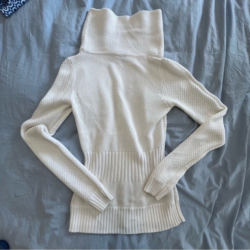 Waffle‎ Knit Cinch Waist White Turtleneck Sweater. - Picture 4 of 5